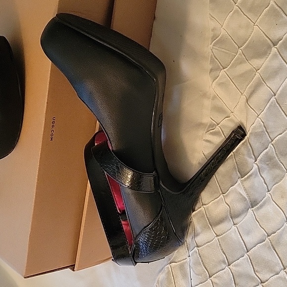 Gently Used Madeline Stuart 5" Blk heels. Blk straps w platform sole. Size 9. - Picture 5 of 7